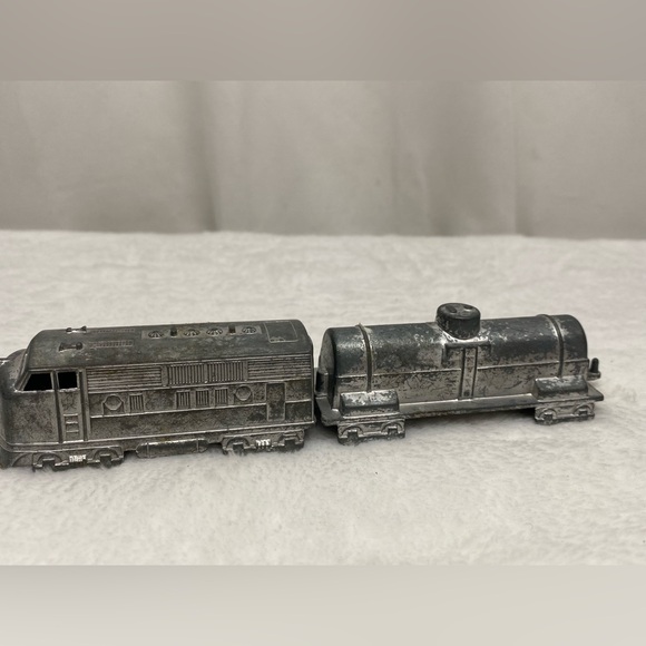 midgetoy vintage metal toy train Lot Of 2 Train Cars - Picture 9 of 16